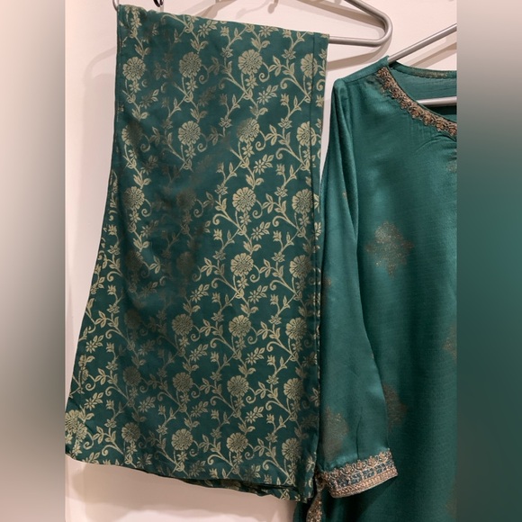 Green and Gold Embroidered Kurta Set - Picture 4 of 10